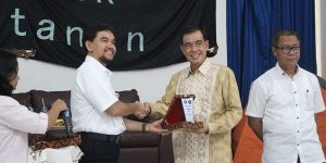 Dekan Fakultas Kehutanan Bersalaman dengan Direktur Utama PT Prima Gasifikasi Indonesia