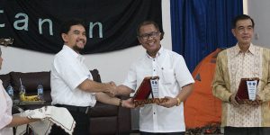 Dekan Fakultas Kehutanan Bersalaman dengan Dosen Pengusaha Dr Ir Dede Hermawan MSc