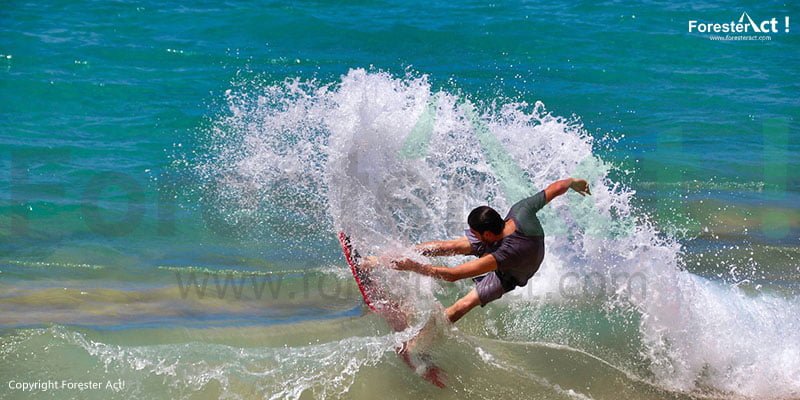Surfing di Pantai Santolo