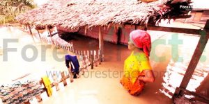 Seorang Ibu Meratapi Bencana Banjir di Sekitar Rumahnya