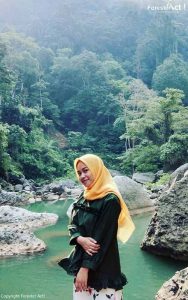 Latar hutan dan bebatuan menjadikan foto lebih epic