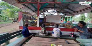 Anak-anak menyaksikan TV di pos TNI Yanggandur (Diambil oleh Siti Hudaiyah)